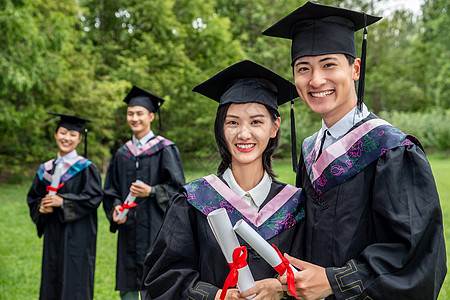 青年男人户外穿着学士服的大学生们图片