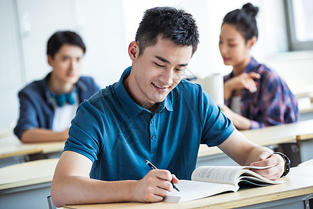 三个人友谊上课大学生在教室内学习图片