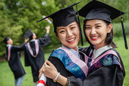 户外穿着学士服的大学生们图片