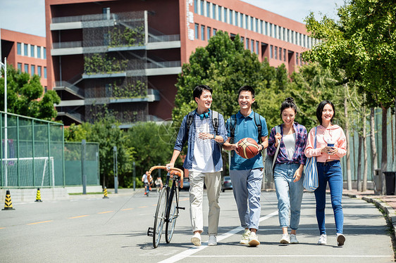 业余爱好快乐的大学生在校园里步行图片