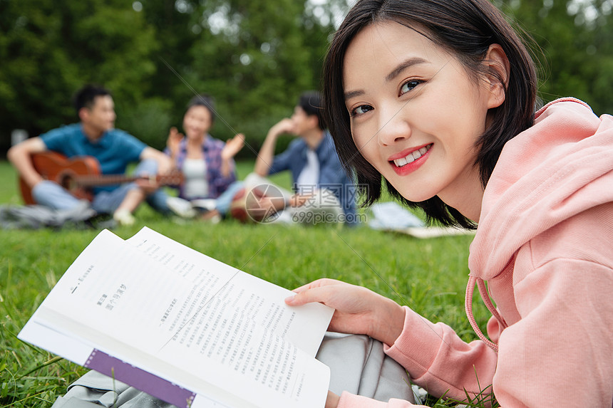 青年伴侣友谊东方人大学生在草地上享受课余时间图片