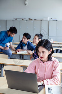 四个人沟通智慧大学生在教室内自习图片