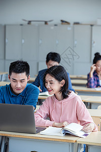 上课不专心笔记本电脑不看镜头手托下巴大学生在教室内上课学习背景