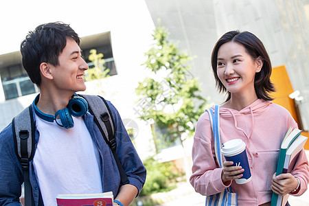 户外青年伴侣快乐大学生情侣在校园里图片