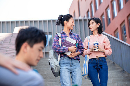 户外耳机书包刚下课的大学生在校园里图片