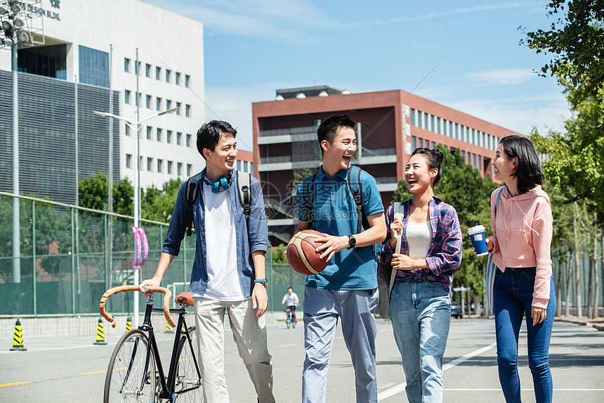高兴的关爱背着快乐的大学生在校园里步行