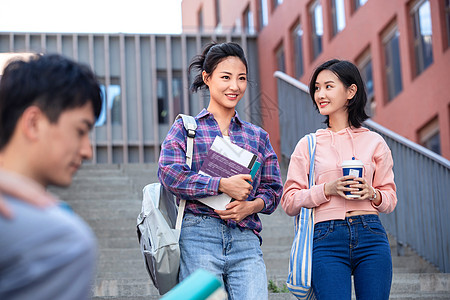 刚下课的大学生在校园里图片