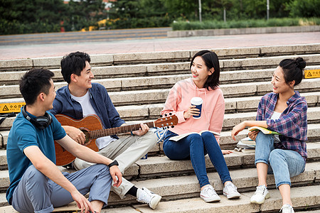 大学生坐在台阶上闲聊图片