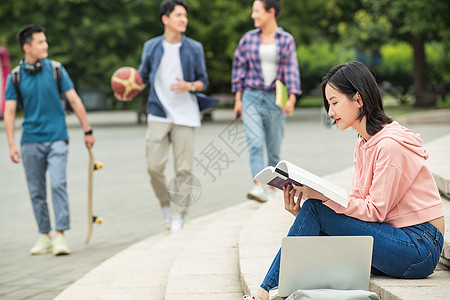 高等教育校园里的大学生图片