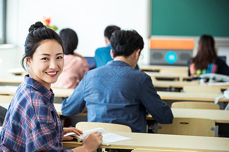 坐着大学生在教室内上课图片