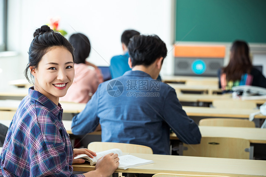 坐着大学生在教室内上课高清图片下载-正版图片501902946-摄图网