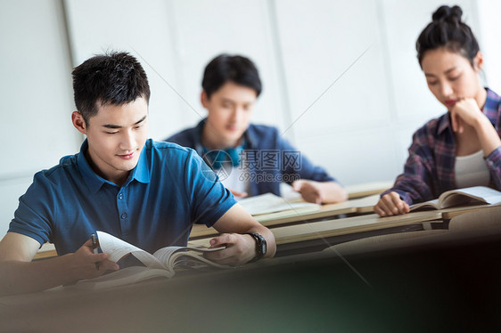 青年文化大学生在教室内学习图片