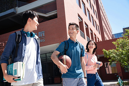 下课后的大学生在校园里图片