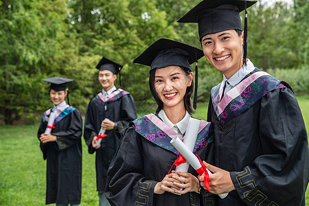 责任文化户外穿着学士服的大学生们背景