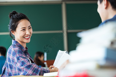 教室里回头讨论学习的大学生图片