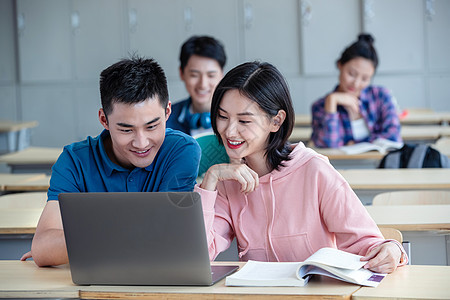 快乐白昼青年伴侣大学生在教室内上课学习图片