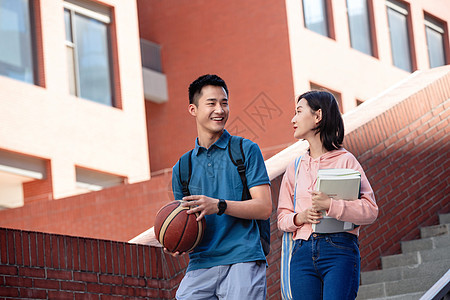 楼梯沟通大学生情侣在校园里图片