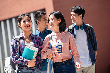 友谊青年男人女人刚下课的大学生在校园里图片