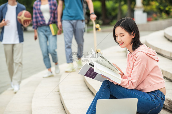 校园里的大学生图片