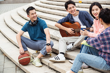 青年人社交亚洲年轻的大学生坐在台阶上闲聊图片素材