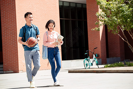 大学生情侣在校园里图片