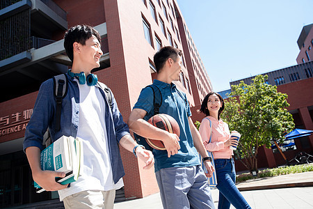 下课后的大学生在校园里图片