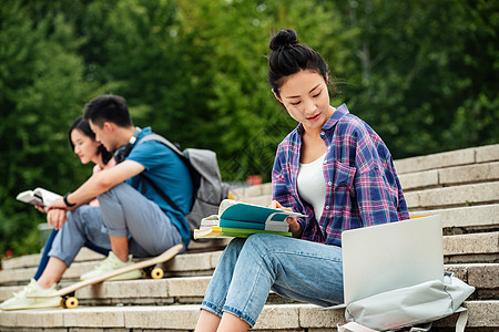 快乐的大学生坐在台阶上学习图片