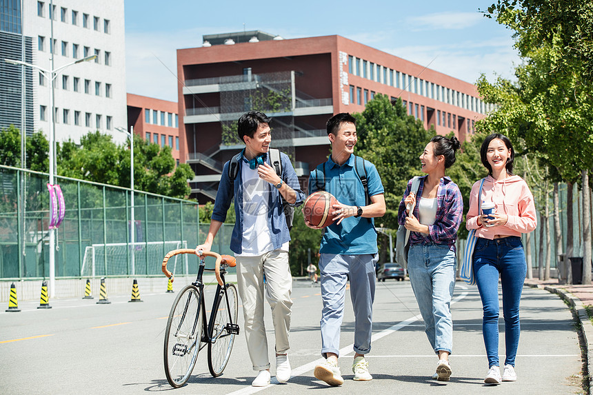 快乐的大学生在校园里步行图片