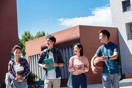 快乐的大学生在校园里步行图片