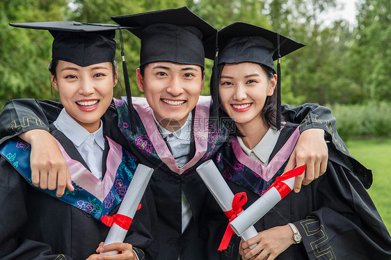 户外穿着学士服的大学生幸福毕业图片