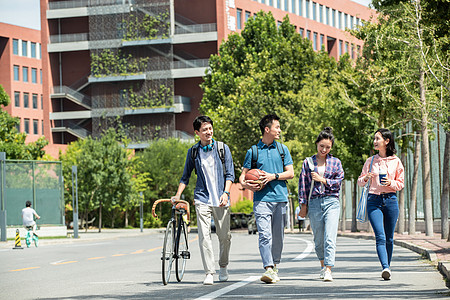 户外交流快乐的大学生在校园里步行背景