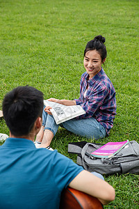 青年男人梦想大学生快乐的女生坐在草地上听同学弹吉他图片