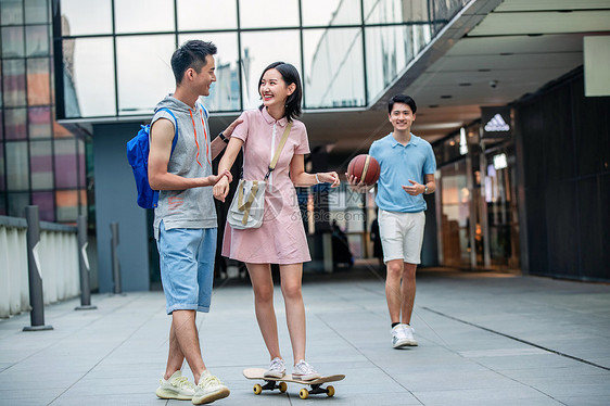 帅气的大学生教女朋友滑滑板图片