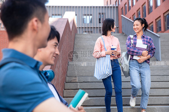 快乐的大学生在校园里步行图片