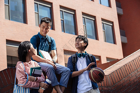 校园健康选择对焦表现积极三个人刚下课的大学生在校园里闲聊背景