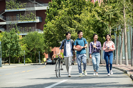 快乐的大学生在校园里步行图片