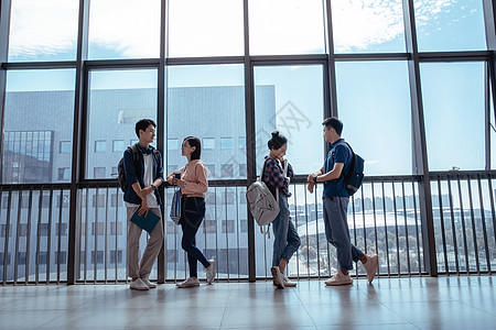 沟通欢乐交流教学楼里大学生靠在窗户前聊天图片