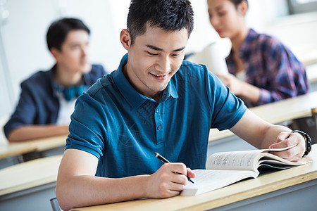 相伴智慧表现积极大学生在教室内学习图片