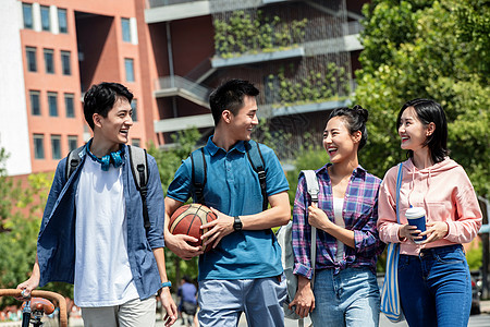 水平构图摄影休闲快乐的大学生在校园里步行图片