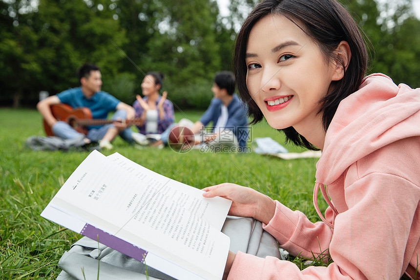 前景对焦篮球东方人大学生在草地上享受课余时间图片