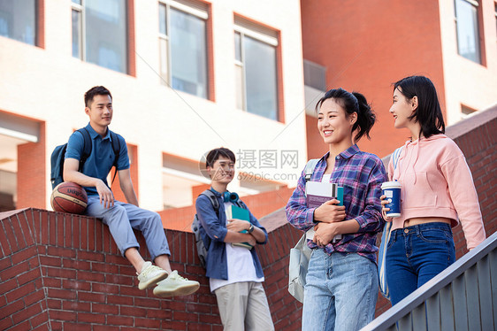 刚下课的大学生在校园里图片