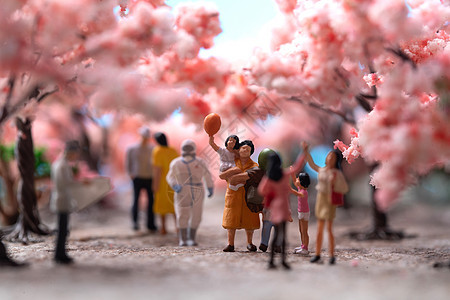 樱花树下的医护人员和游客图片