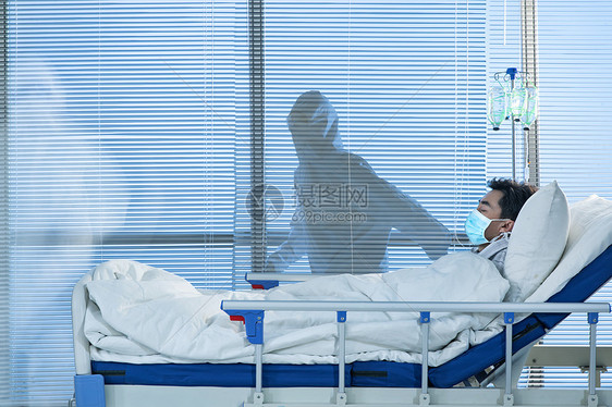 中年男人患者躺在医院病床上图片