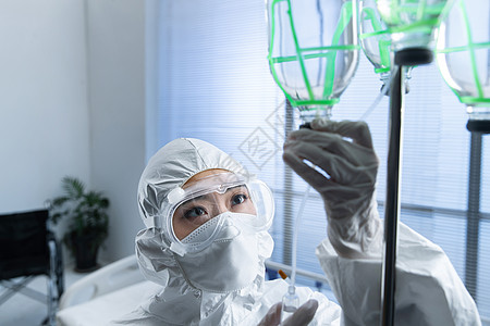 青年女医生在病房里工作图片