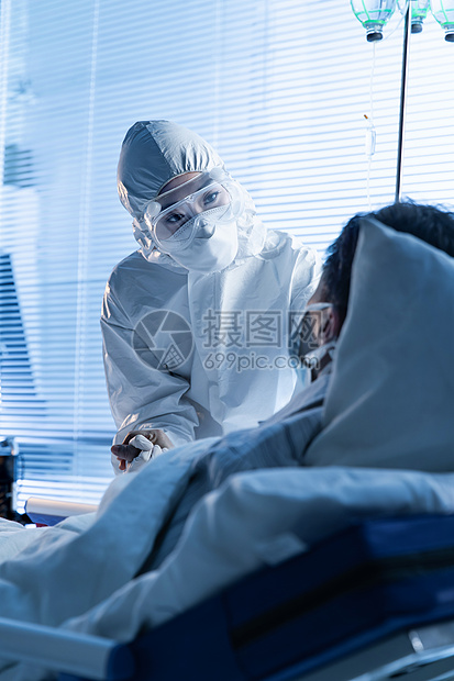 医务工作者照顾病床上的患者图片