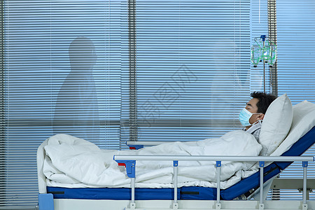 患者躺在医院病床上图片