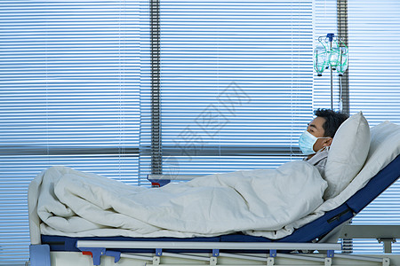 男人躺在病床上患者躺在医院的病床上背景