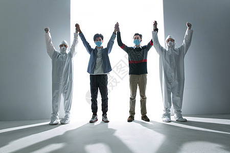 成功高举手臂青年人医务工作者和患者庆祝康复图片