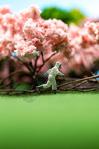 樱花树下的医护人员奔跑的身影图片