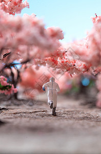 樱花树下的医护人员奔跑的背影图片